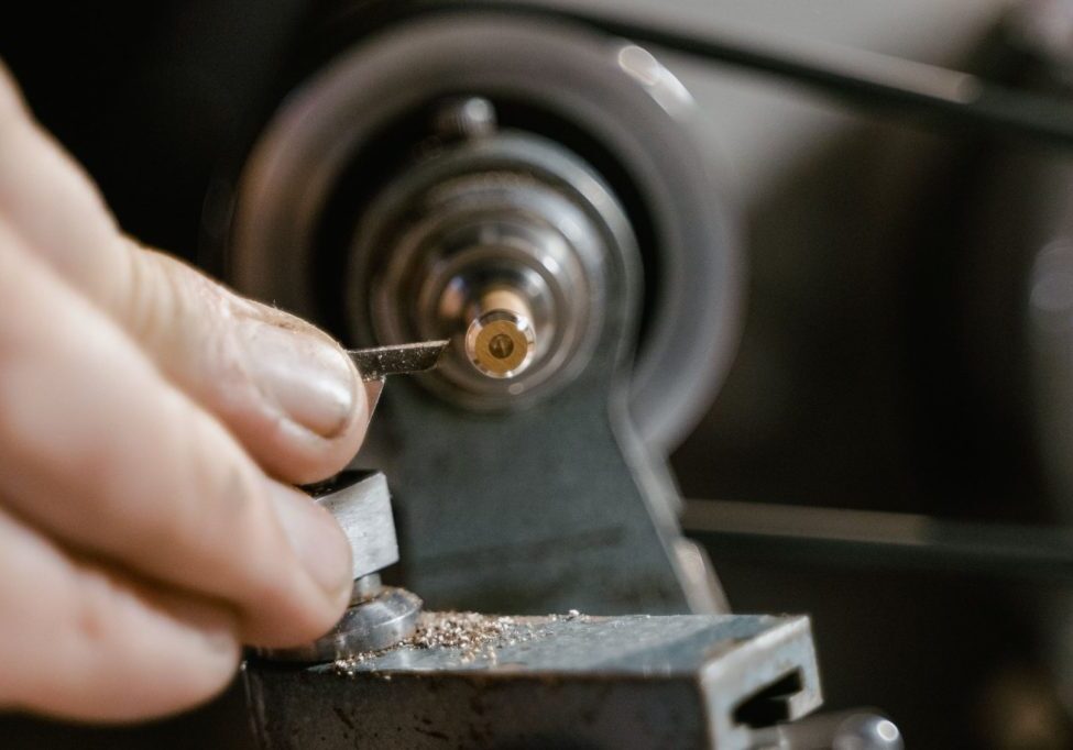 Lavorazione al tornio di un particolare meccanico